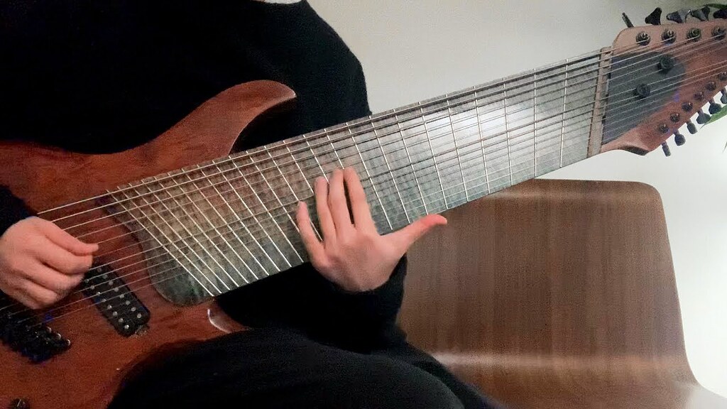 So we complain and find it hard with 6 strings! 🗨 Just Chatting